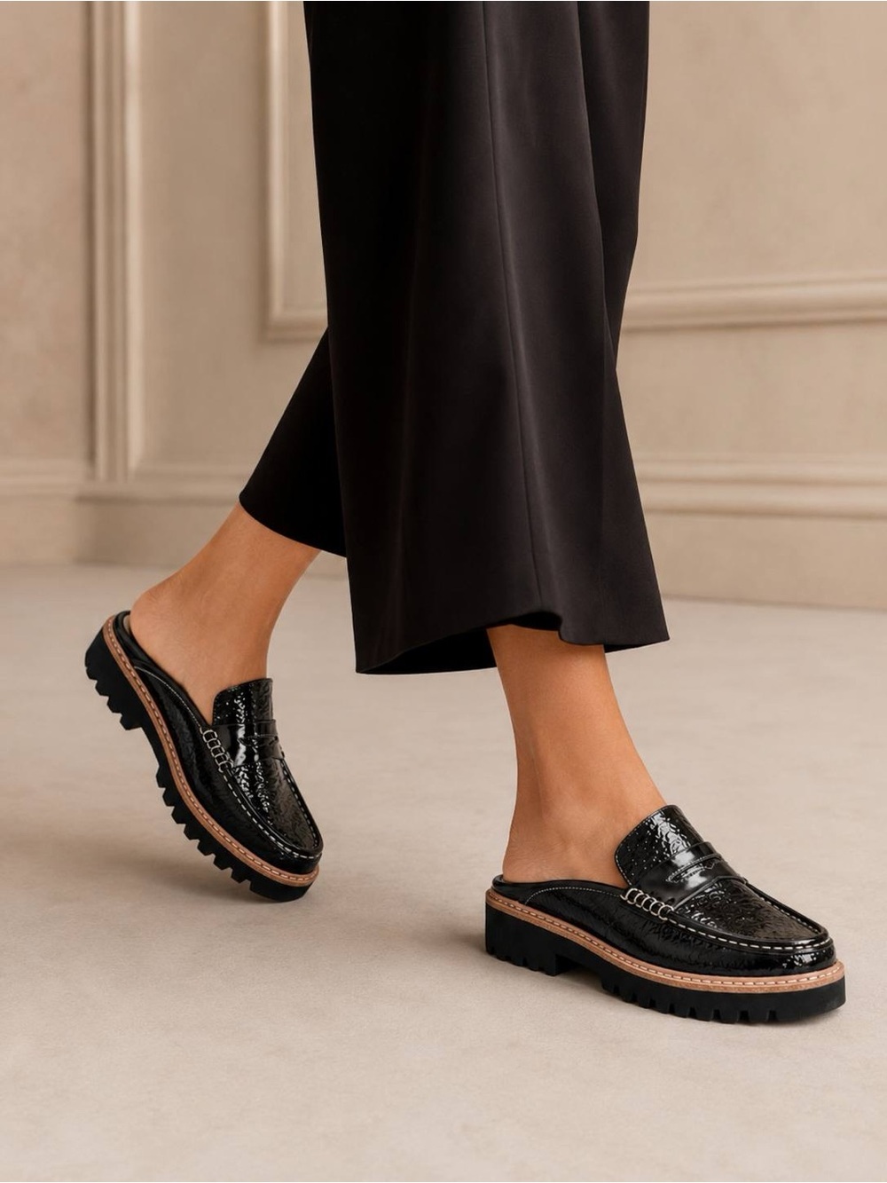 Donald Pliner Phillie Women Mule Size 7 Black Patent Leather Lug Sole NWT